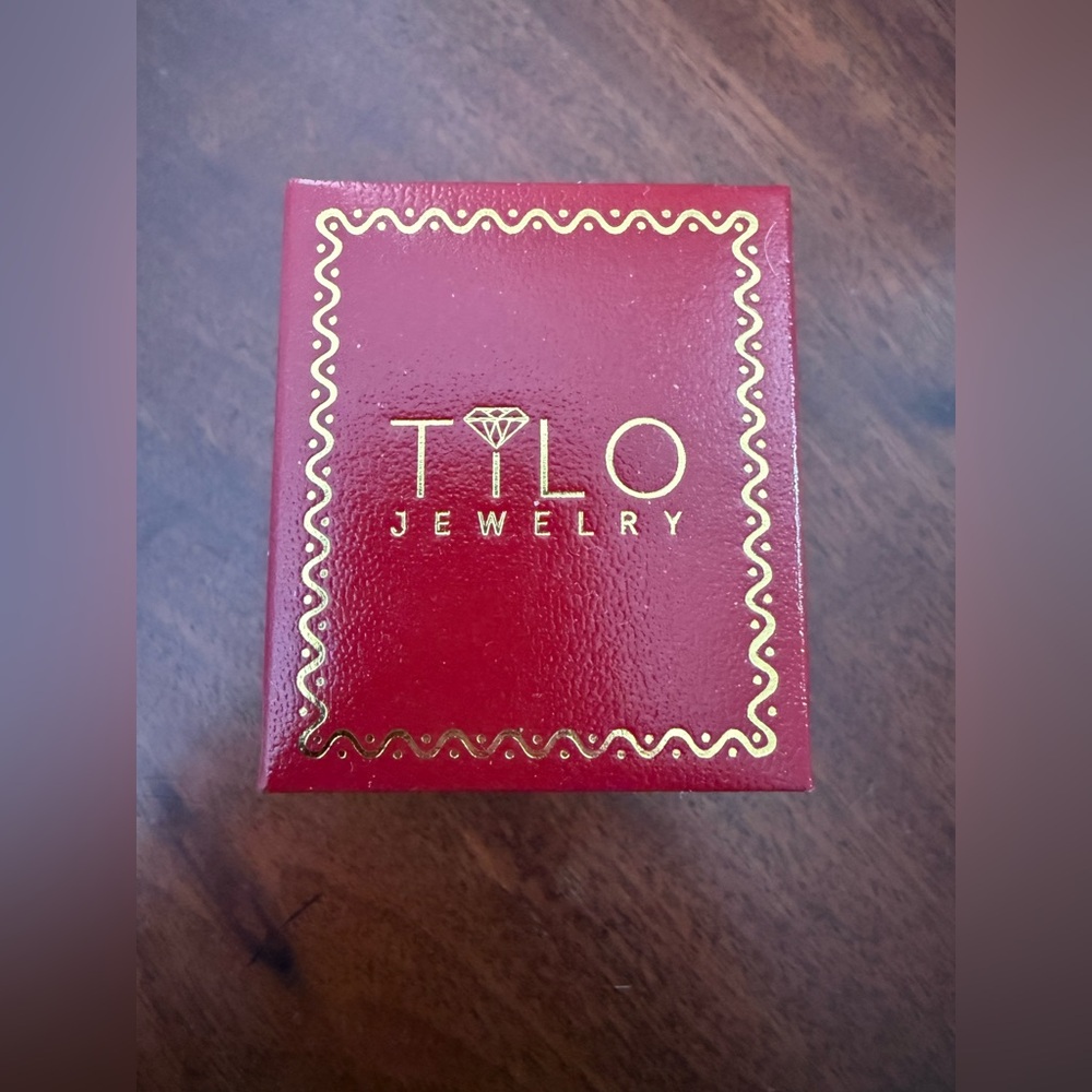 TILO LoveKnot Gold Earrings - Picture 7 of 7